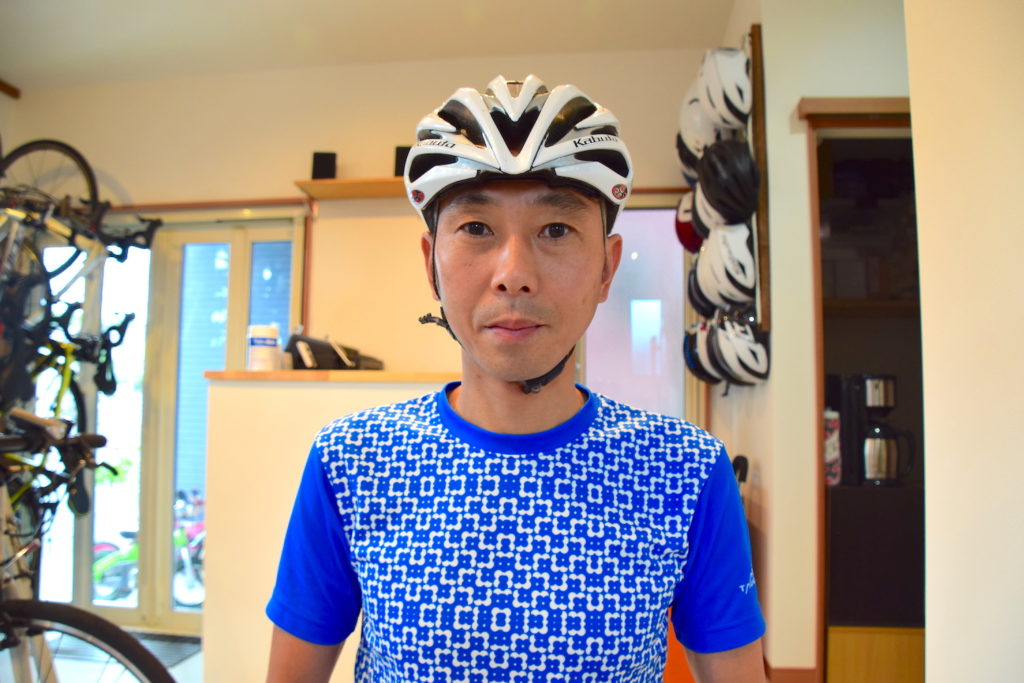 自転車用ヘルメット黒×青　クロスバイクロードバイクサイクリングスケボー*78*